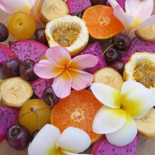 love, health & Spirit - Früchte und Frangipani-Blüten