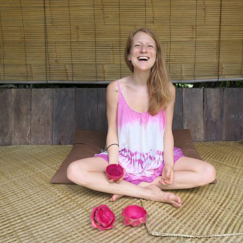 love, health & Spirit - Dani mit Drachenfrüchten auf Bali